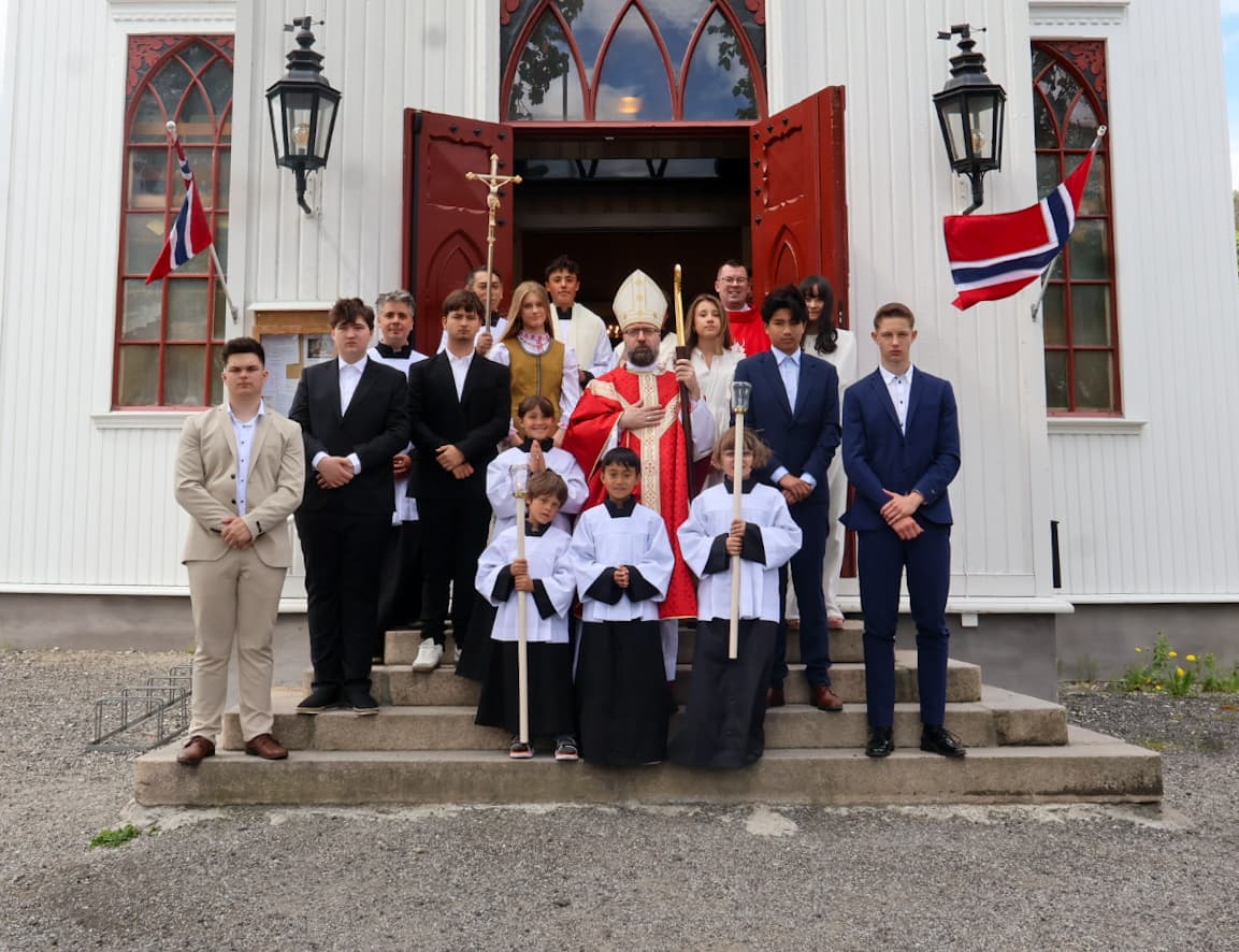 Konfirmantene med biskop Fredrik, mai 2026