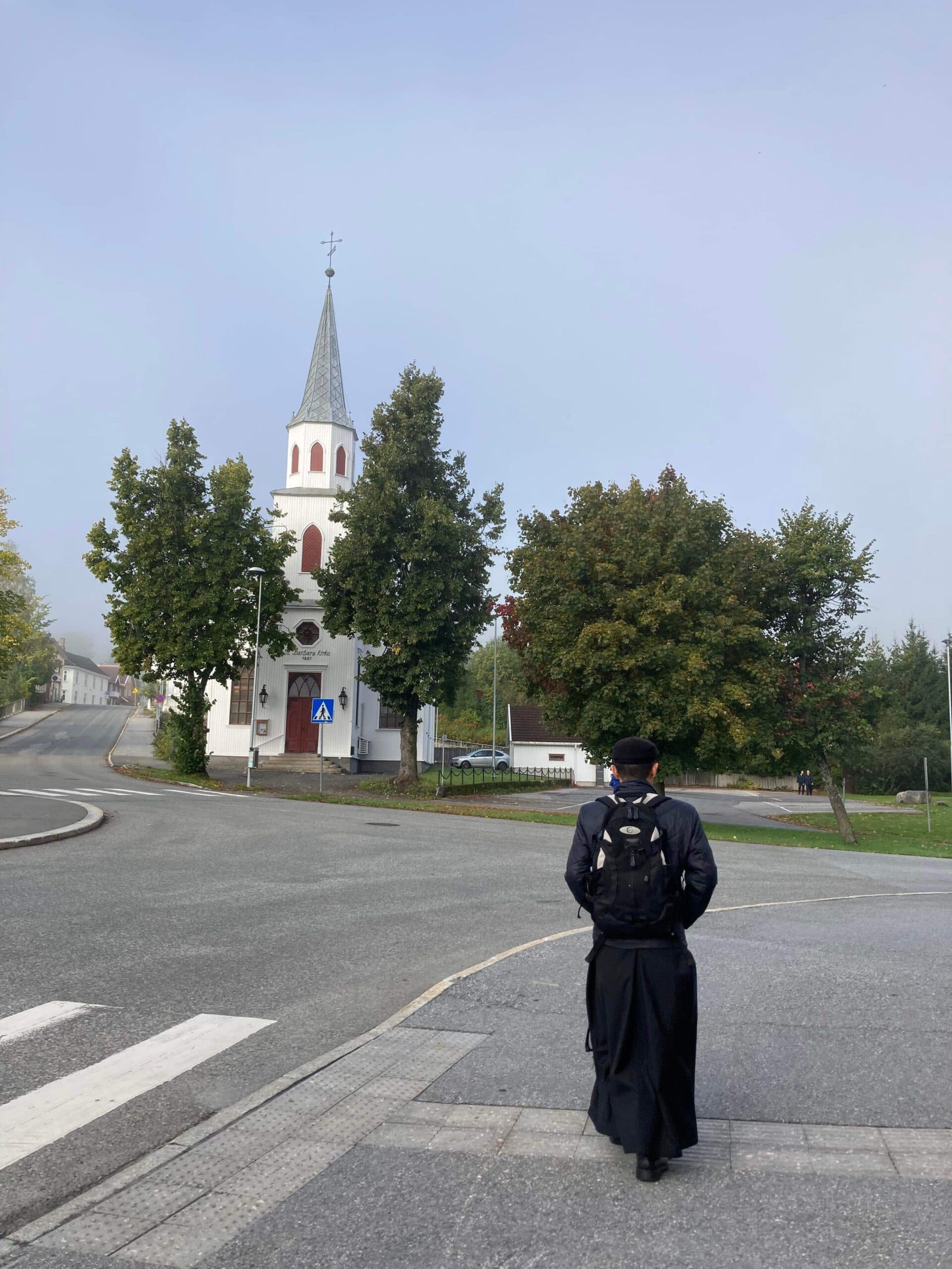 På vei til St. Barbara kirke en tidlig morgen