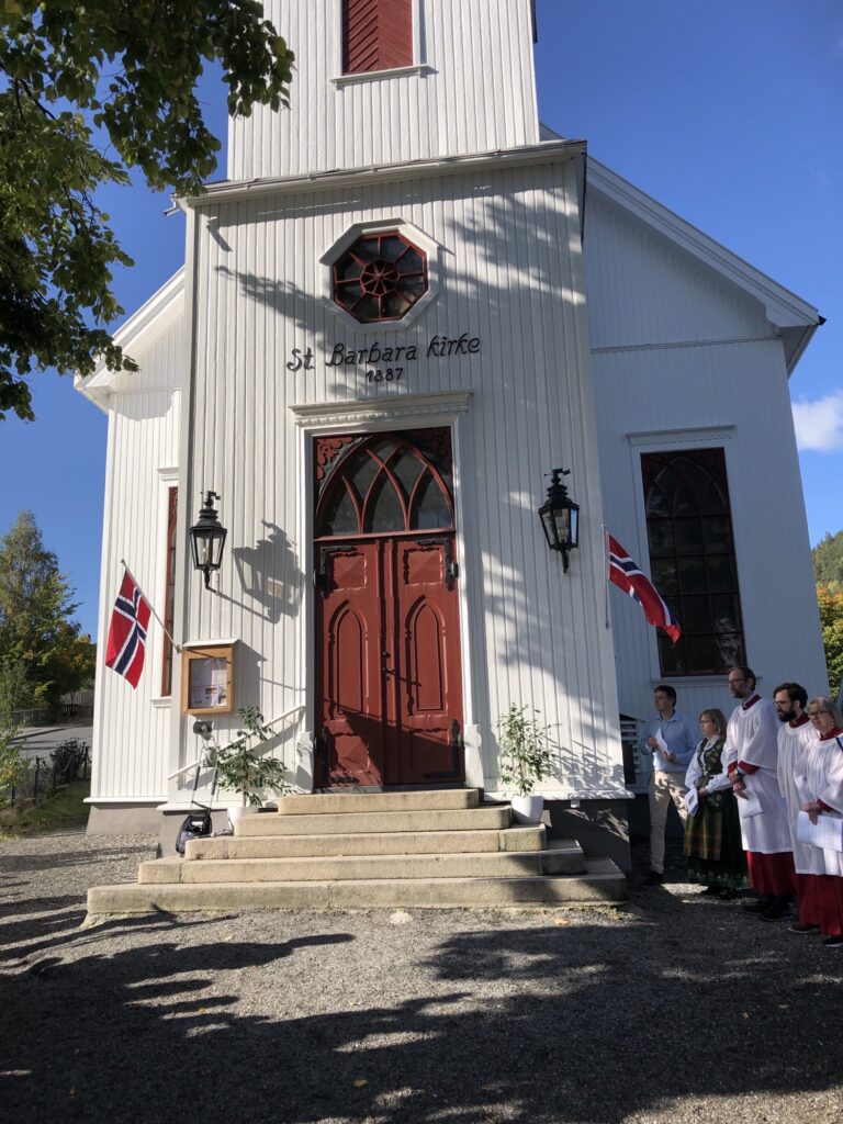 Kirken er badet i lys, og været er med oss.