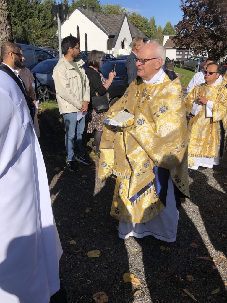 Relikviene bæres inn