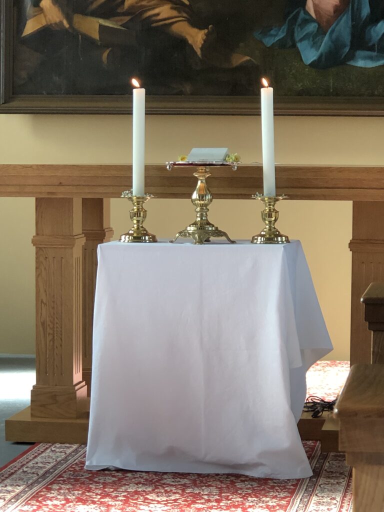 Relikviene ved alteret, før nedleggelse