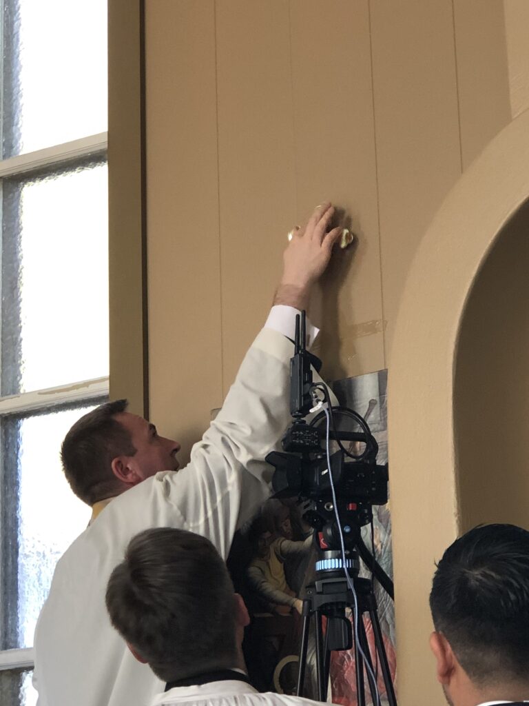 Apostelkorsene henges opp av p. Adam