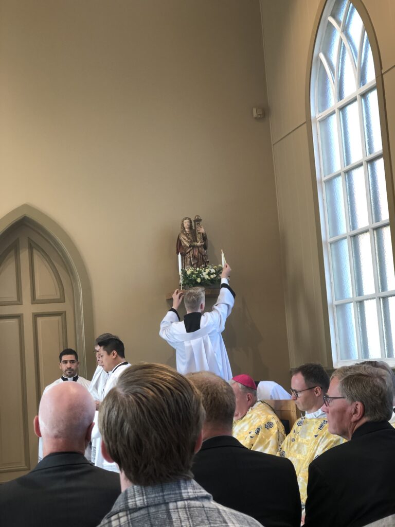 St Barbara er pyntet, og en tenner lys.