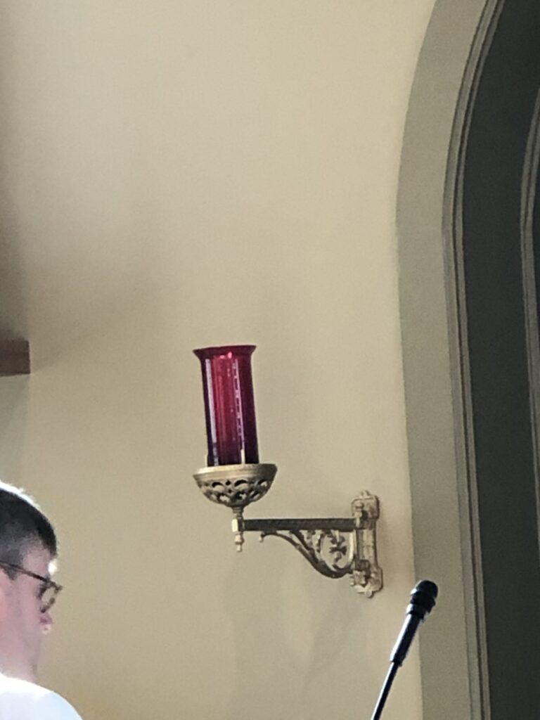 Ved tabernakelet er det evige (røde) lys atter tent.