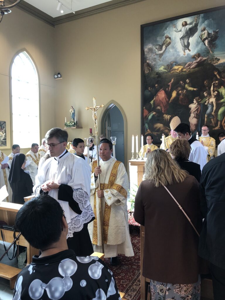 En lang, innholdsrik og vakker liturgi er over. prosesjon ut av kirken.