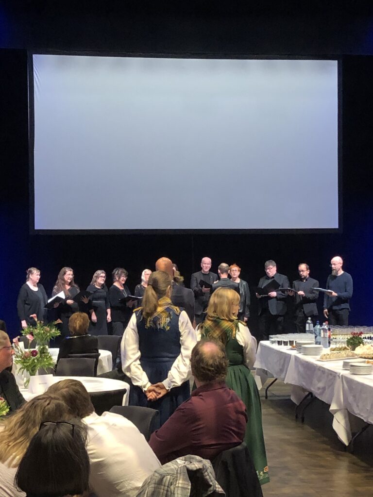 Koret fra innvielsen, ble med på festen, og og ønsket velkommen med sang.