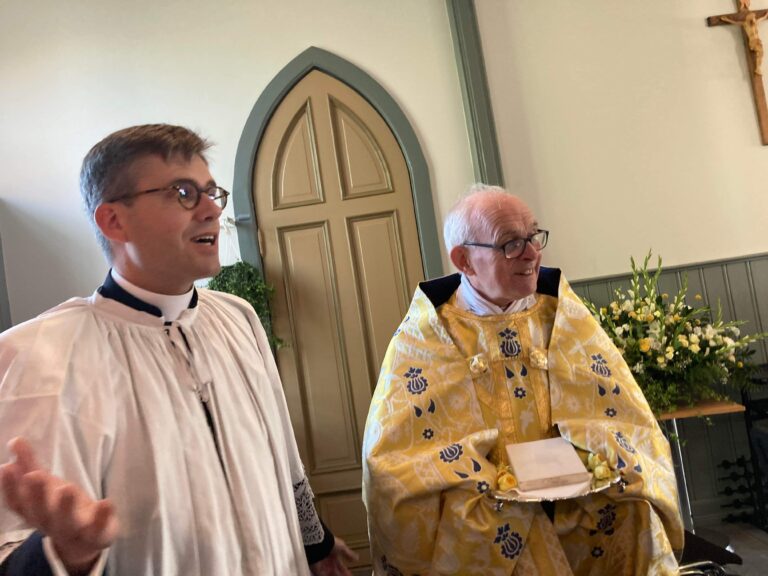 Snart begynner prosesjon, inn i kirken, men en må ha med seg alt. Ikke minst relikviene.