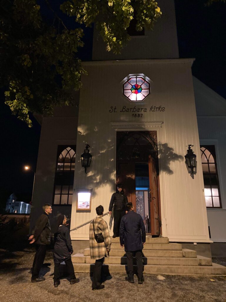 En kirke som ligger på en høyde og sprer lys.