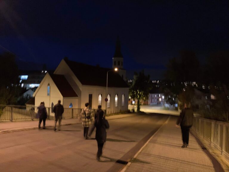 Kirken lyser opp i høstmørket.