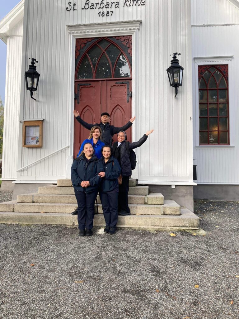 En fonøyd gjeng, med pause fra forberedelser