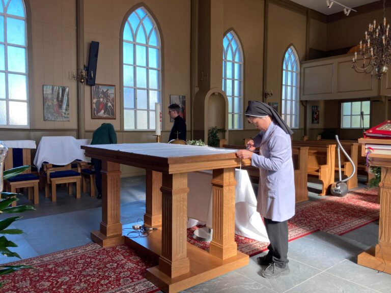 Alteret gjøres klar til nedleggelse av relikviene i altergraven, salving, incensering, og illuminasjon.