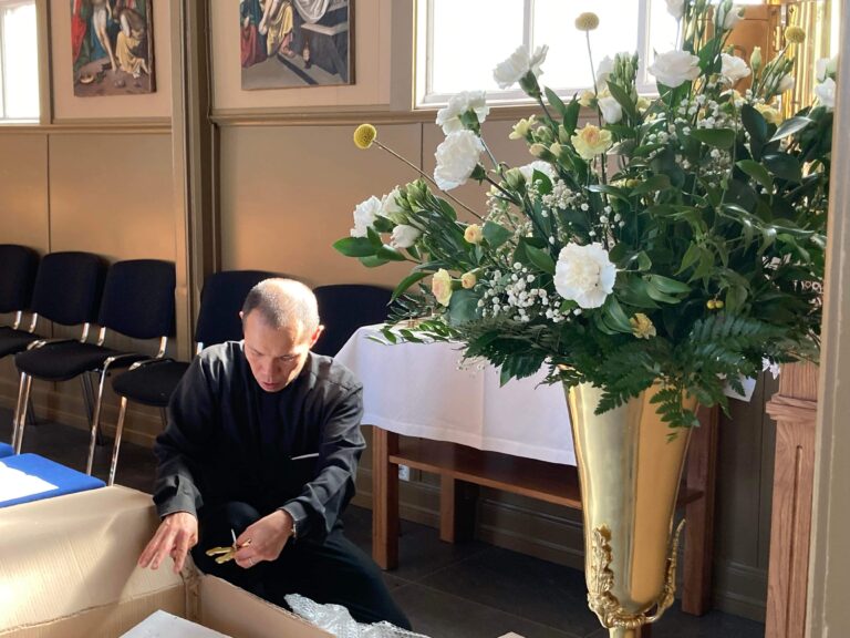 Apostelkorsene skal omkranse oss på veggene, og vise den apostelarv vi er bygget på.